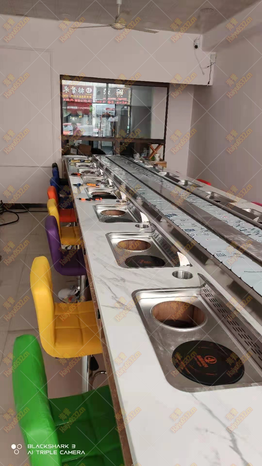 美食城直線無煙涮烤旋轉(zhuǎn)小火鍋設(shè)備完工