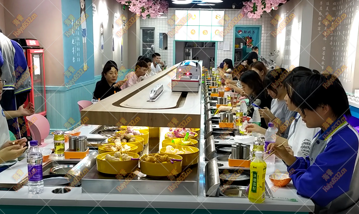學校食堂開了一家回轉(zhuǎn)小火鍋  學生：再也不點外賣了！
