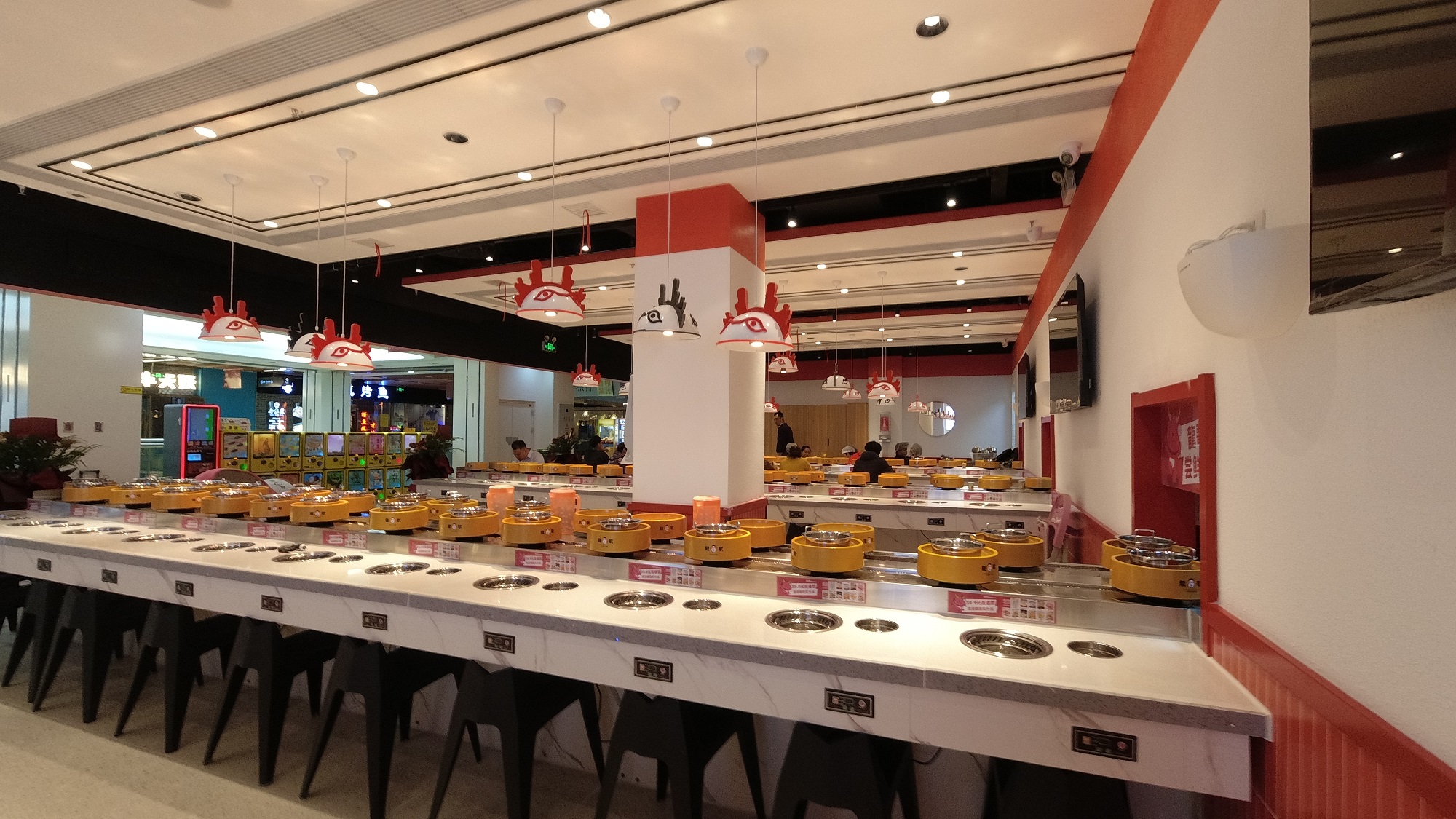 旋轉(zhuǎn)小火鍋店裝修小技巧
